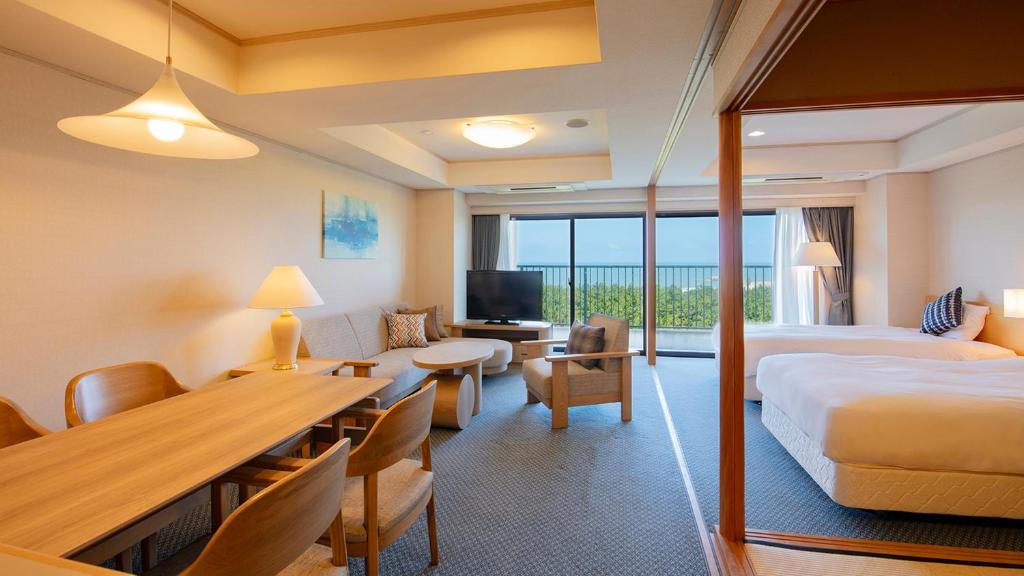 een hotelkamer met twee bedden en een woonkamer bij Seagaia Forest Condominiums in Miyazaki