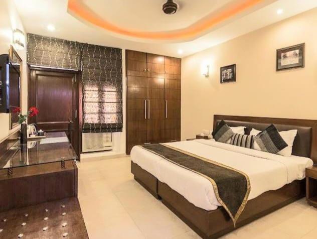 Ένα ή περισσότερα κρεβάτια σε δωμάτιο στο Hotel Shree Krishna