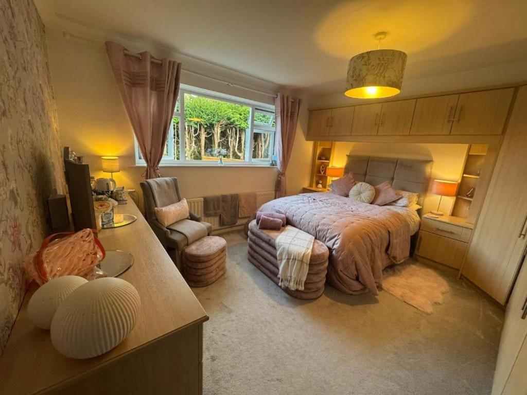 ein Schlafzimmer mit einem Bett, einem Stuhl und einem Fenster in der Unterkunft Wonderful Retreat in Todmorden
