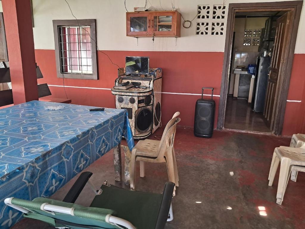 una stanza con tavolo, sedie e stufa di EU Beach Resort 