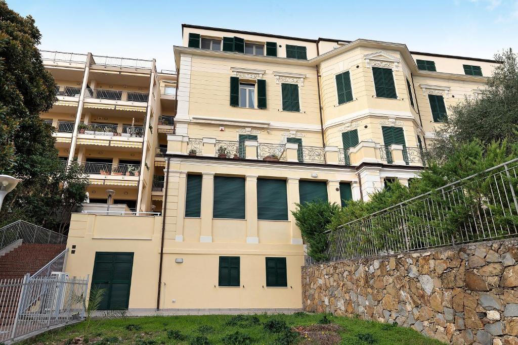 un grand bâtiment jaune avec un mur en pierre dans l'établissement Casa Iris 2, à Poggio