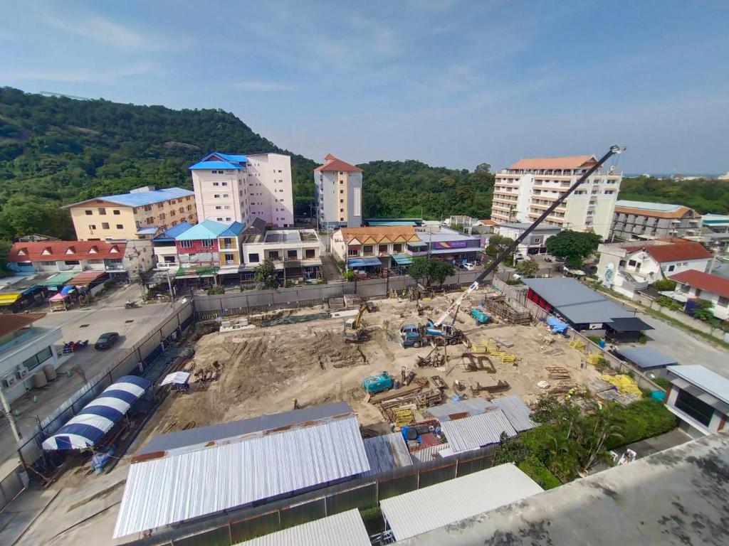 Una vista aérea de una ciudad con un sitio de construcción. en The Precious, en Hua Hin
