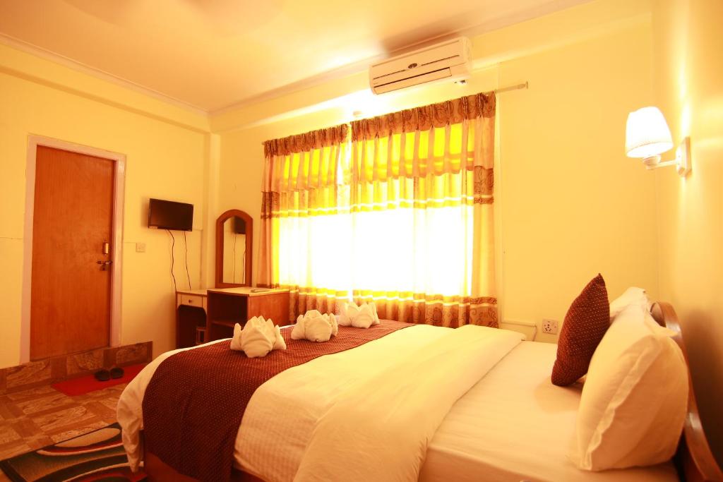 Postel nebo postele na pokoji v ubytování Hotel Himalayan Inn