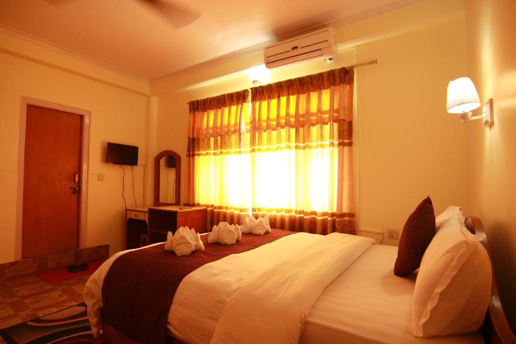 Postel nebo postele na pokoji v ubytování Hotel Himalayan Inn