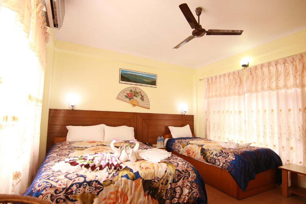 Postel nebo postele na pokoji v ubytování Hotel Himalayan Inn