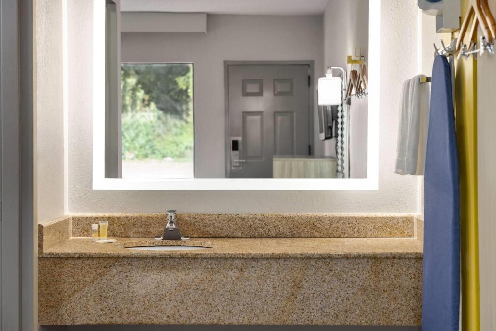 Days Inn by Wyndham Blythewood North Columbia - Habitación King - Fumadores