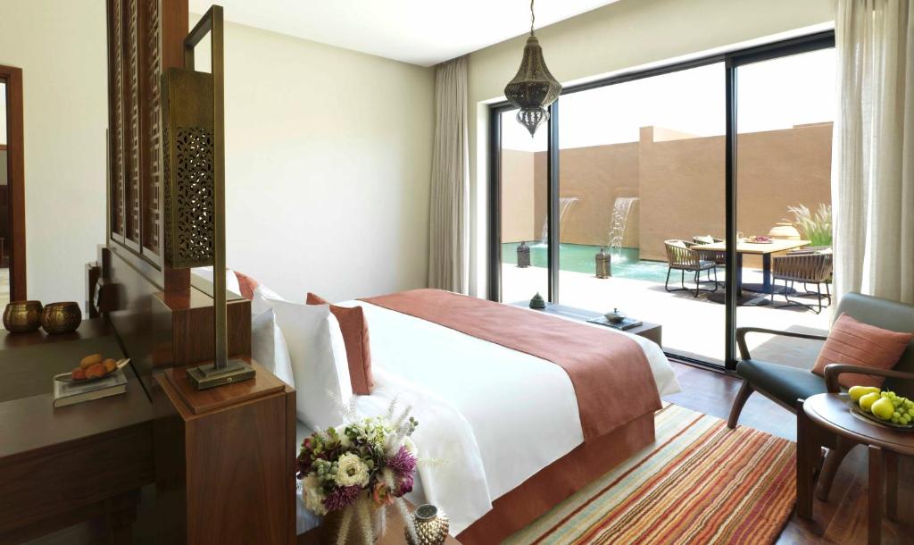 Postel nebo postele na pokoji v ubytování Anantara Al Jabal Al Akhdar Resort