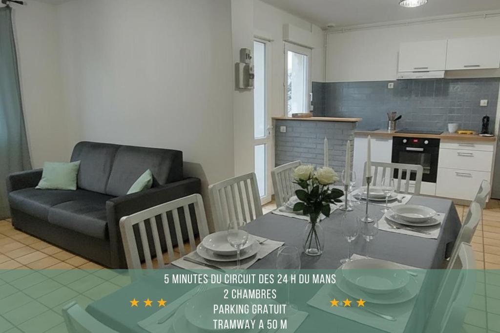 a living room with a table and a couch at Le Georges Durand - Parking - 5 min du Circuit 24H - Wifi - 2 chambres in Le Mans