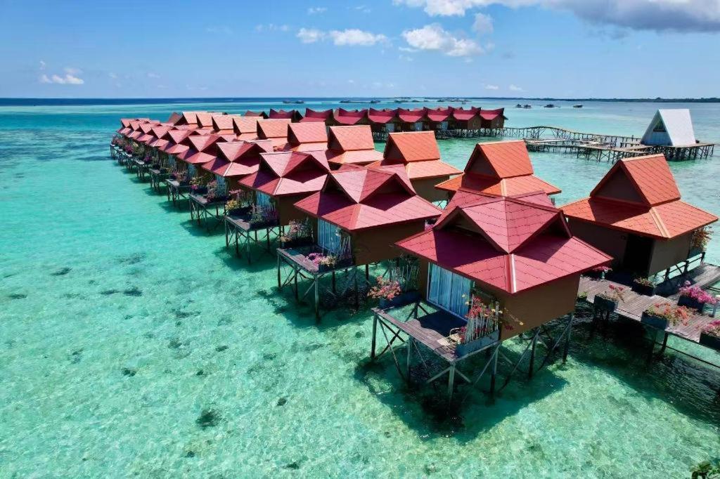 une vue aérienne d'un complexe hôtelier dans l'eau dans l'établissement Sand Bay Resort Semporna, à Pulau Sabangkat