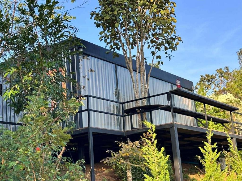 Ban công/sân hiên tại บ้านสี่เหลี่ยม รัชนากร โฮมสเตย์