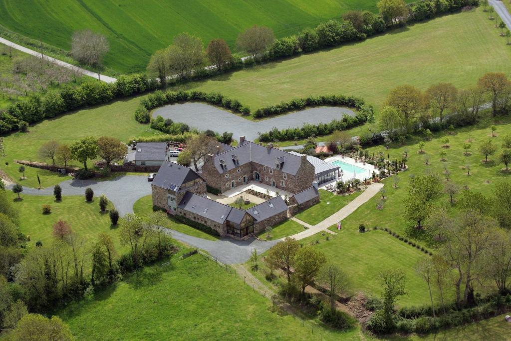 - une vue aérienne sur une grande maison avec une allée en forme de cœur dans l'établissement Domaine De Kermodest, à Quemper-Guézennec