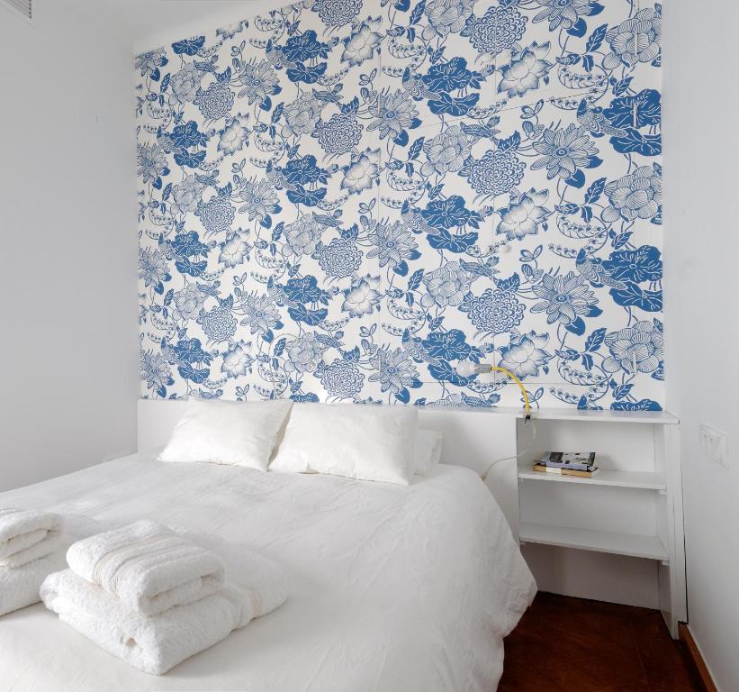 Posteľ alebo postele v izbe v ubytovaní Apartamentos La Hoguera