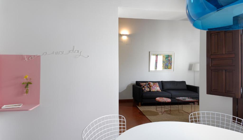 Posedenie v ubytovaní Apartamentos La Hoguera
