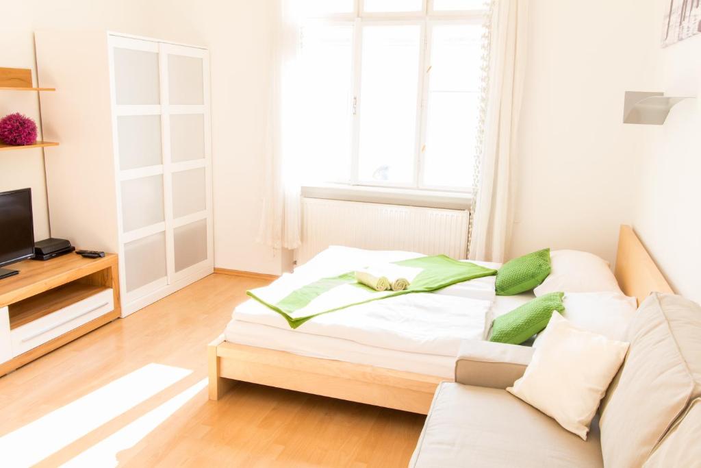 ein Wohnzimmer mit einem Bett und einem Sofa in der Unterkunft Apartment Favoritenstraße in Wien