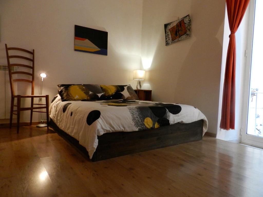 ナポリにあるModern Flat Cavourのベッドルーム1室(ベッド1台付)