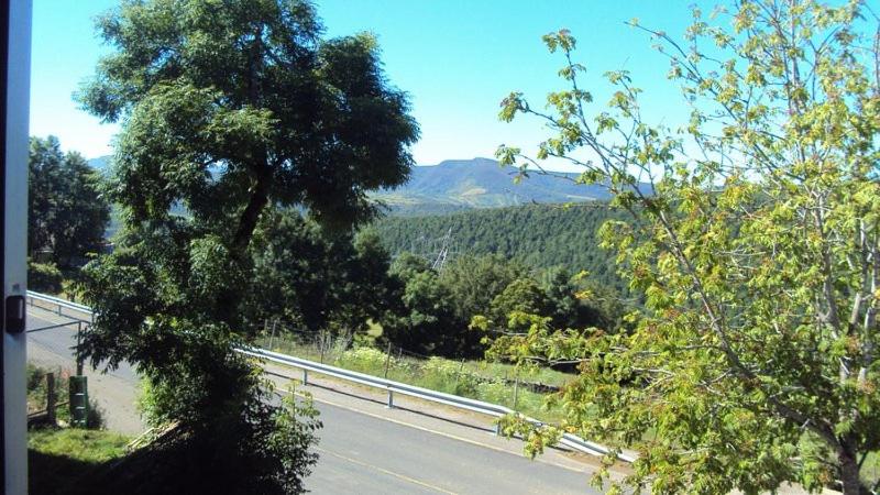 Vista generica sulle montagne o vista sulle montagne dall'interno della villa