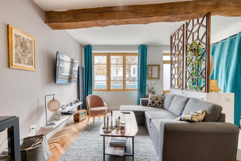 ein Wohnzimmer mit Sofa und Tisch in der Unterkunft La Petite Maison Centrale - T4 - Centre Montluel in Montluel