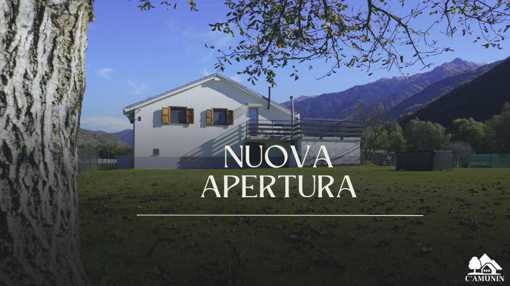 Nespecifikovaný výhled na hory nebo výhled na hory při pohledu z prázdninového domu