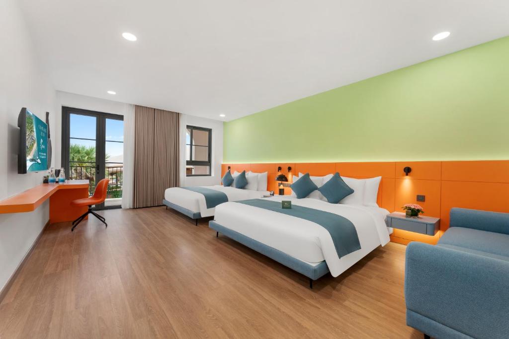 Xóm TramAmigo Sol Phan Thiet的一间酒店房间，配有两张床和一张沙发