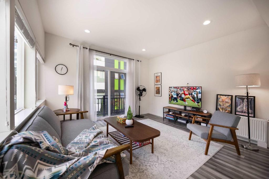 Μια τηλεόραση ή/και κέντρο ψυχαγωγίας στο Modern 3BR Retreat Minutes to Swedish & Downtown