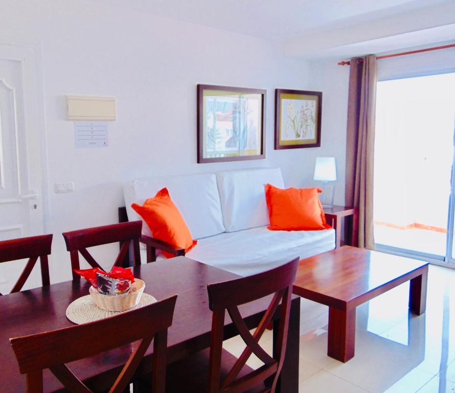 卡勒达德福斯特Casita Playa Castillo 3A的客厅里有一张沙发和一张桌子。