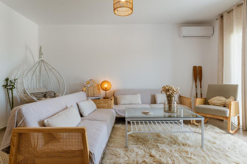 un salon avec un canapé et une table dans l'établissement Joan Serenity Apartment, à Porto Heli
