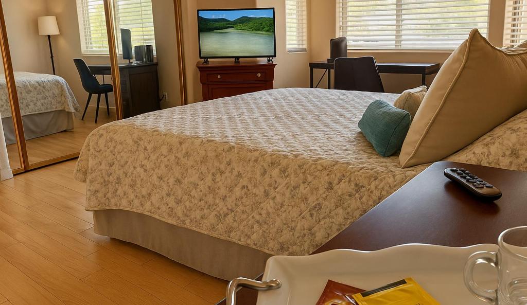 Ένα ή περισσότερα κρεβάτια σε δωμάτιο στο Stallion Crest Suite with TV and private bathroom