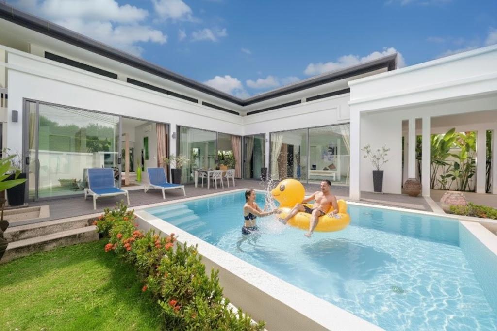 Bazén v ubytování Tropical Bliss, Magnificent 2BR Villa Isawan with Saltwater Pool, Rawai nebo v jeho okolí