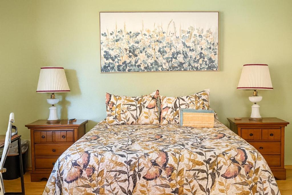 Voodi või voodid majutusasutuse Meadow Harvest Suite with TV and private bathroom toas