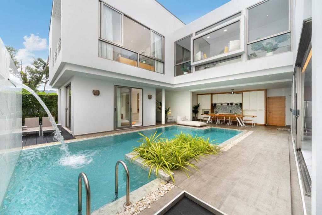 eine Außenansicht eines Hauses mit Swimmingpool in der Unterkunft Villa Casa Koko - Luxury Modern Minimalism in Thalang