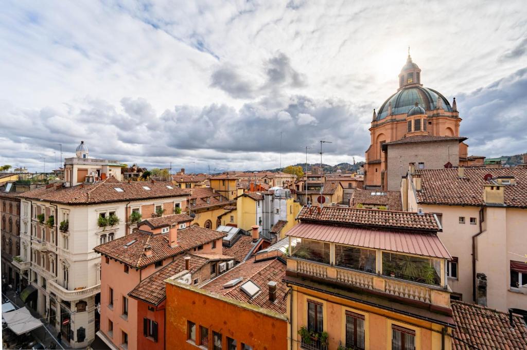 a view of a city with a domed building at Casa Lusso con 3 Camere con Affaccio Esclusivo su San Petronio in Bologna