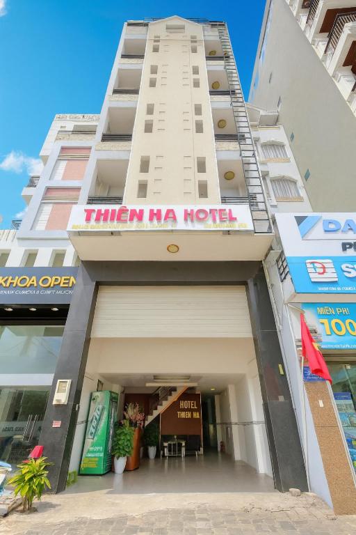 ein Gebäude mit einem Schild, auf dem „Themma Hotel“ steht in der Unterkunft Thiên Hà Hotel in Ho-Chi-Minh-Stadt