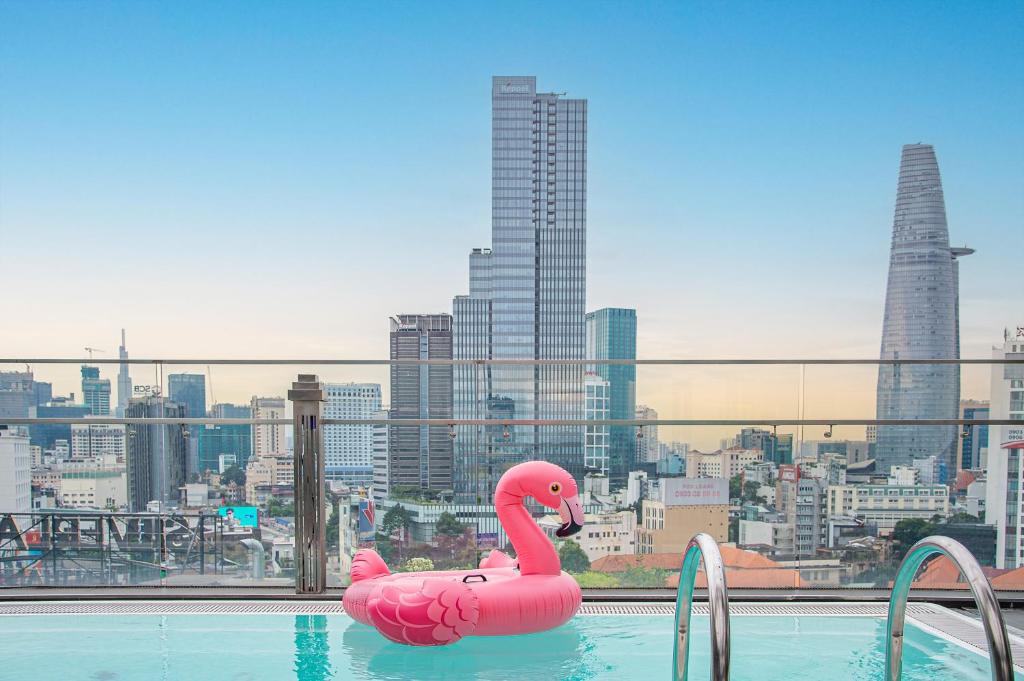 Πισίνα στο ή κοντά στο Winsuites Saigon Hotel