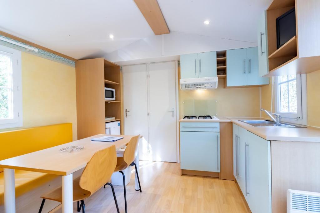 Kuchyň nebo kuchyňský kout v ubytování Mobilhome Calvi 30 Cimatisé