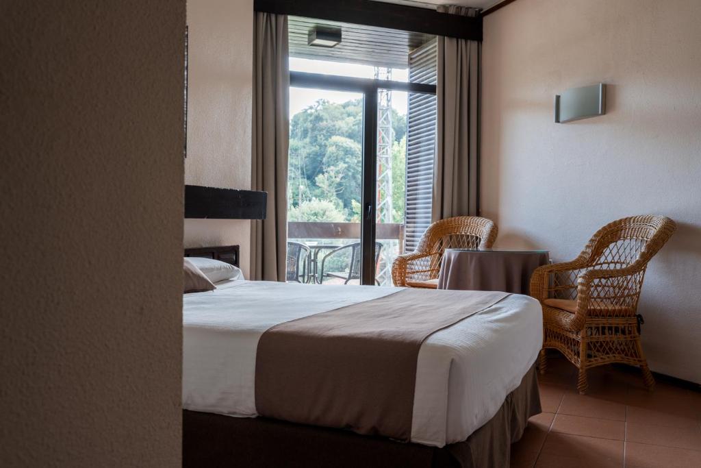 Hotel Baztan - Double Room With Extra Bed (2 Adults + 1 Child)