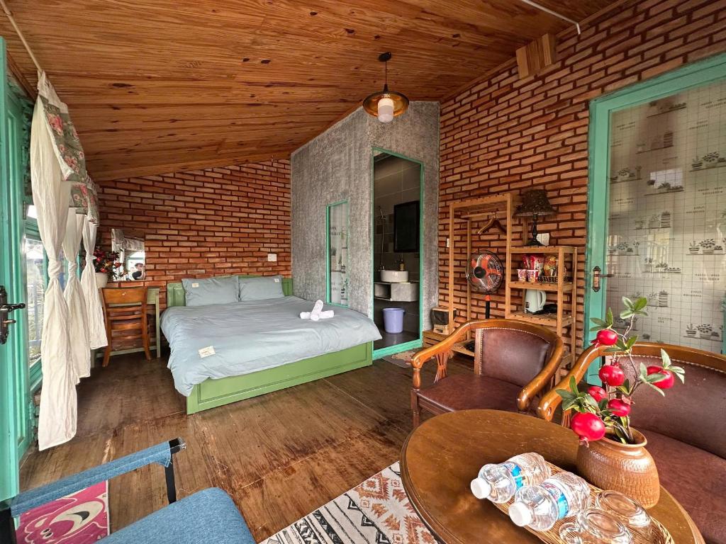 En eller flere senge i et værelse på Vũ Homestay Đà Lạt