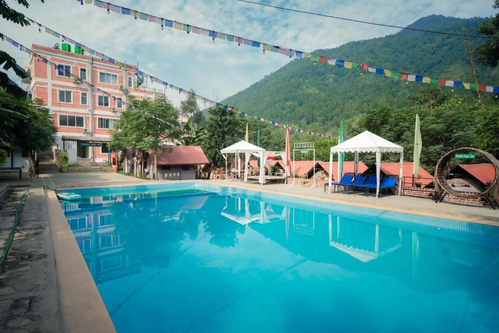 Bazén v ubytování Trishuli Riverside Resort nebo v jeho okolí