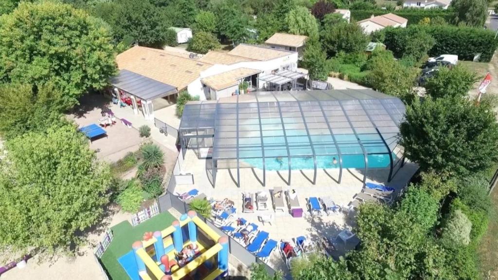 an overhead view of a large swimming pool with a building at ZEcamping 4 étoiles animaux acceptés bain à remous sauna et solarium in Apremont