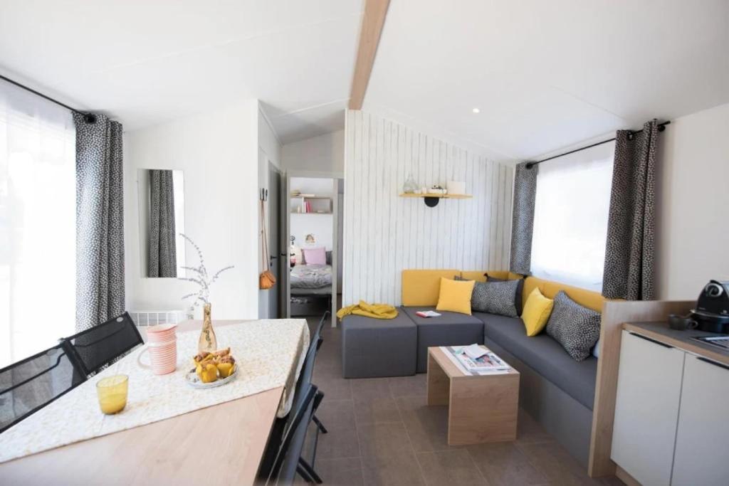 un salon avec un canapé et une table dans l'établissement Camping 4 étoiles - Piscine - ccaaeah, à La Baule