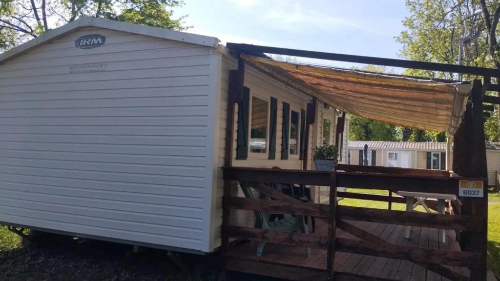 een klein huisje met een dak op een hek bij Euro Mobil B16 in Boofzheim