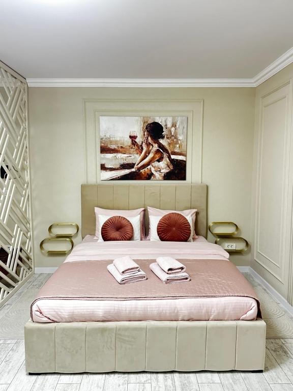 um quarto com uma cama grande e uma pintura na parede em Mok Residence 1 em Timişoara