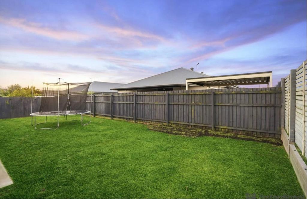 Zahrada ubytování Bright Family Retreat - Quiet Caboolture Stay