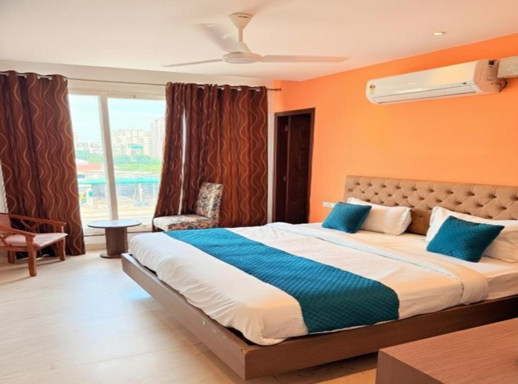 Ένα ή περισσότερα κρεβάτια σε δωμάτιο στο Hotel Melano Ambala Chandigarh Rd Zirakpur SkyJumper park