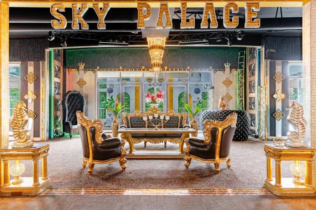 a living room with a table and two chairs at Pike Place Sky Villas in Seattle