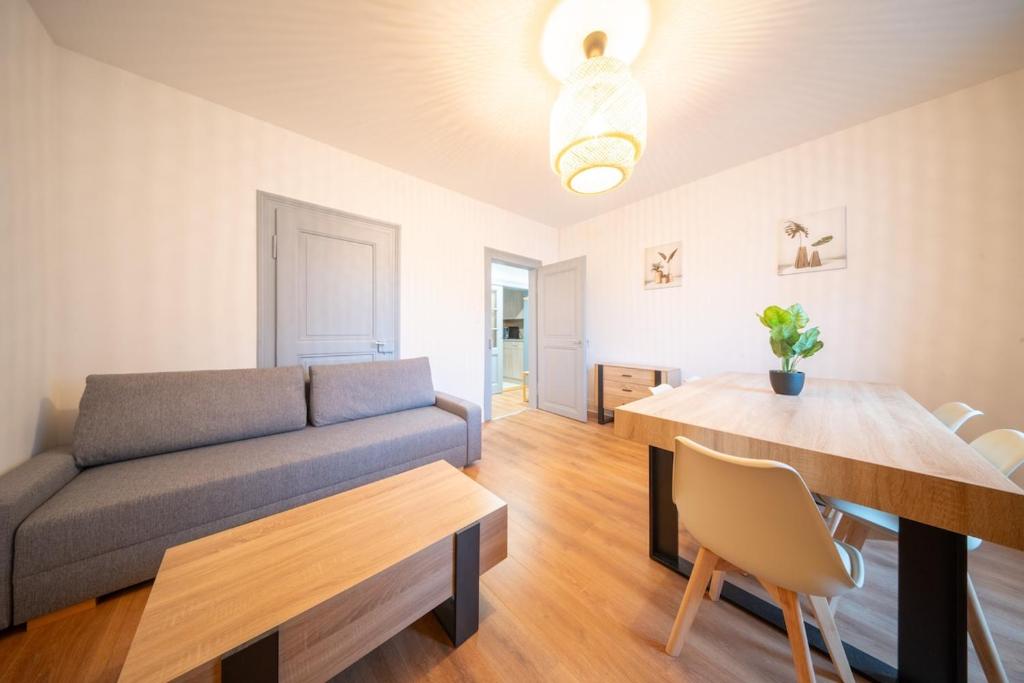 uma sala de estar com um sofá e uma mesa em appartement confortable à la frontière de bâle One 6 personnes em Saint-Louis