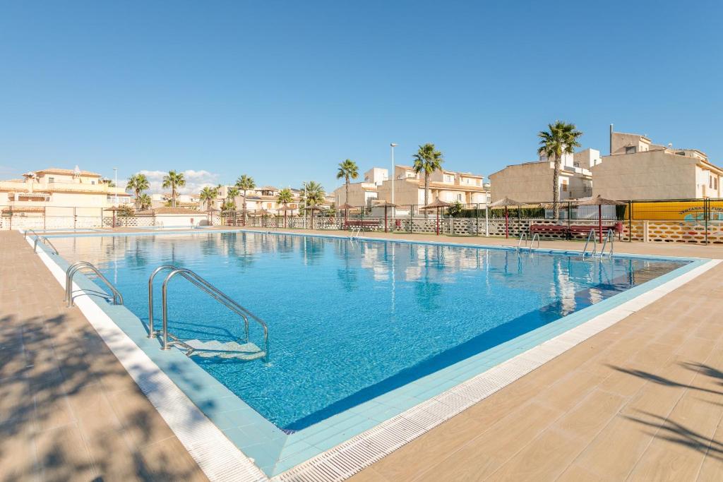 une grande piscine avec un toboggan au milieu dans l'établissement Manuel 217 en Gran Alacant, à Gran Alacant