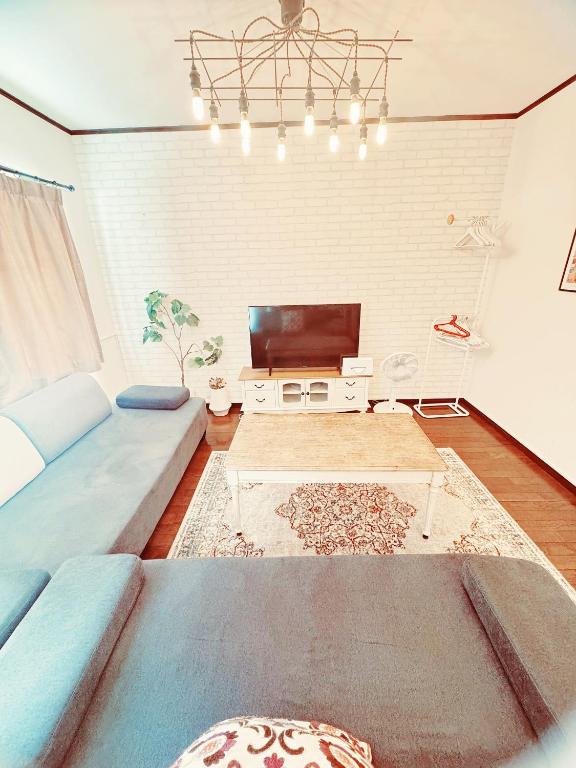 4 min to JR Entire 3BR House w Garage Family Friendly Fast WiFi