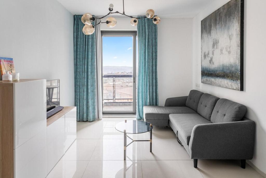Χώρος καθιστικού στο Stylish 1-Bed Flat at Jtower
