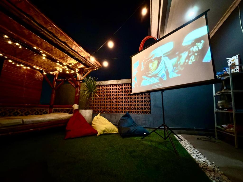 Μια τηλεόραση ή/και κέντρο ψυχαγωγίας στο Kalakoala Hostel