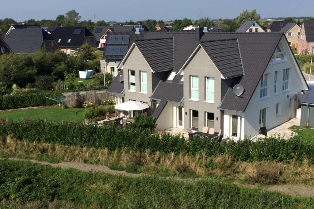 an aerial view of a house at Doppelhaushälfte Op de Geest in Böhl